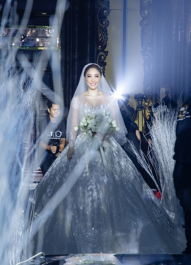  
Váy cưới của Bảo Thy khiến người xem mãn nhãn với những dải bạc cùng rất nhiều pha lê Swarovski tạo nên độ lấp lánh hút mắt. Giá váy cưới không được công khai nhưng NTK tiết lộ có giá trị "khủng". (Ảnh: T.H)