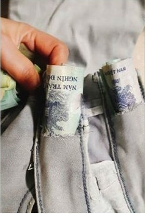  
Việc để tiền trong túi quần được xem là không an toàn vì có thể rơi mất hoặc bị lấy trộm. (Ảnh: PLO).