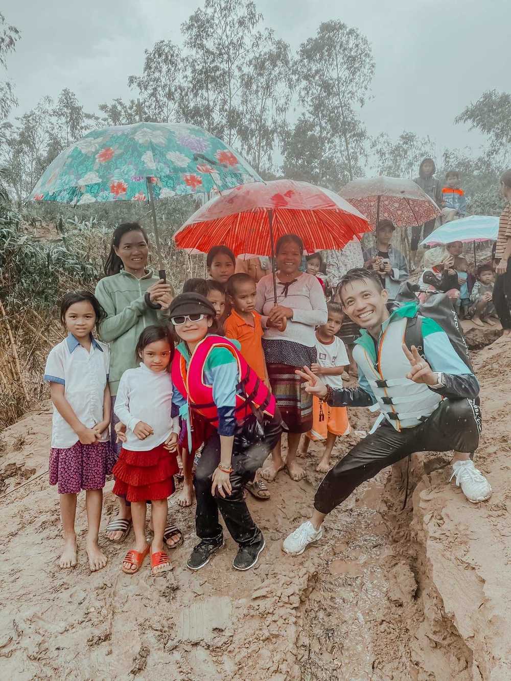 
Hình ảnh vợ chồng đại gia Minh Nhựa lấm lem bùn đất đến vùng hẻo lánh ở Quảng Bình để từ thiện. (Ảnh: FBNV) 