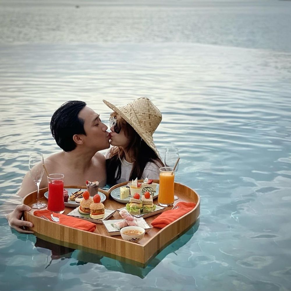 
Hai vợ chồng không bỏ lỡ "trend" bữa ăn dưới nước như bao người khi đi chơi. (Ảnh: FBNV) - Tin sao Viet - Tin tuc sao Viet - Scandal sao Viet - Tin tuc cua Sao - Tin cua Sao