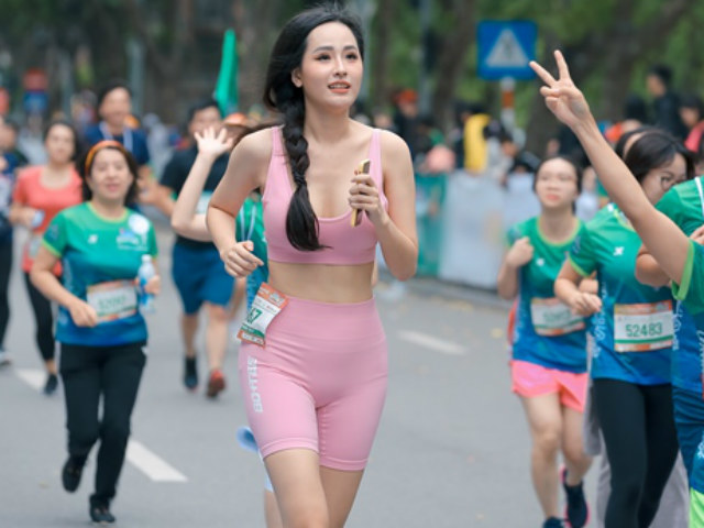  
Mai Phương Thúy nổi bật cả về màu sắc trang phục lẫn chiều cao trên đường chạy marathon. (Ảnh: T.H)