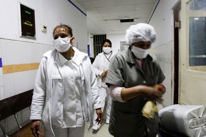  
Nhân viên y tế tại một bệnh viện ở Bolivia. (Ảnh: Reuters).