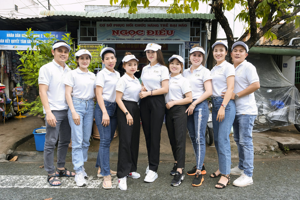 Bà Hoàng Tuyết Mai chụp ảnh lưu niệm tại Cơ sở phục hồi chức năng trẻ bại não Ngọc Điểu cùng các giám đốc miền, nhà phân phối và nhân viên ZINI Legend.
