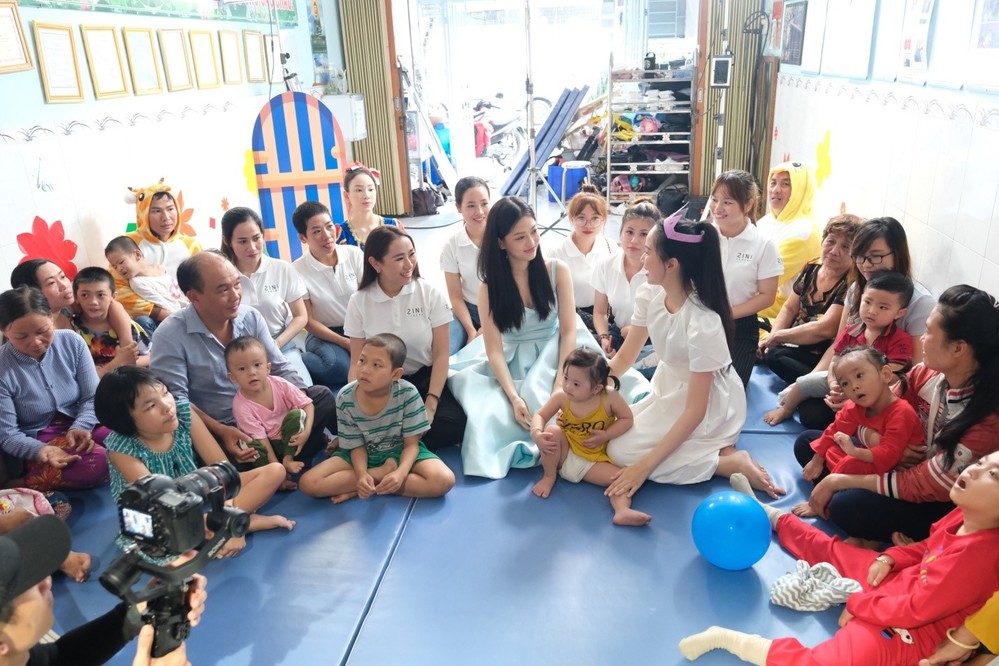 Đại diện Zini Legend thăm hỏi trẻ em cùng các thí sinh Hoa hậu Việt Nam 2020.