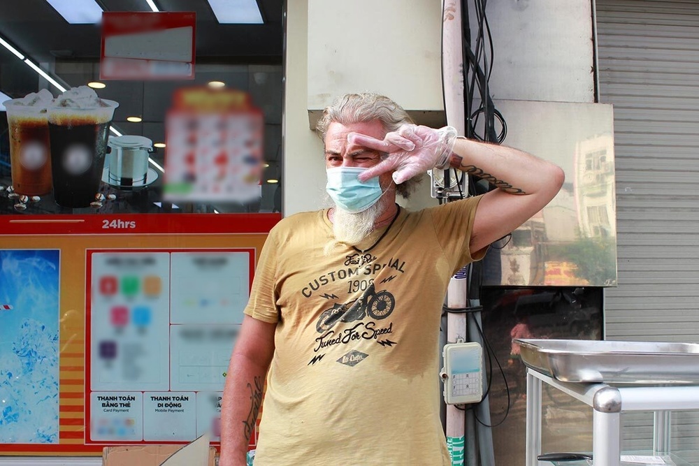  
Ông Fabrice, một du khách người Pháp ở lại Việt Nam bán bánh (Ảnh: Vnexpress)