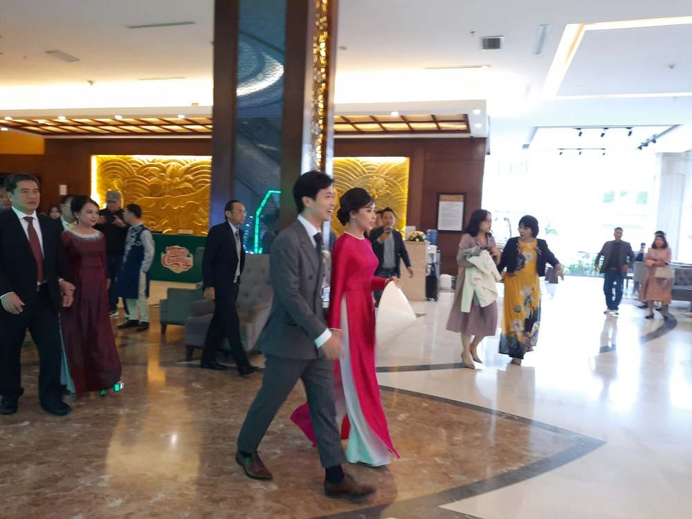  
Công Phượng và Viên Minh nắm chặt tay nhau bước ra khỏi khách sạn. (Ảnh chụp màn hình)