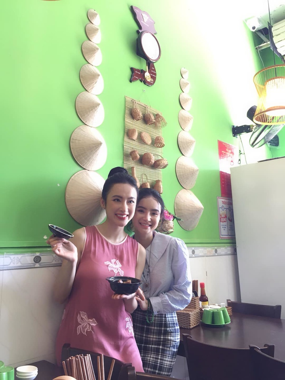  
Phương Trang giúp chị gái quản lý tiệm chay. (Ảnh: FBNV)
