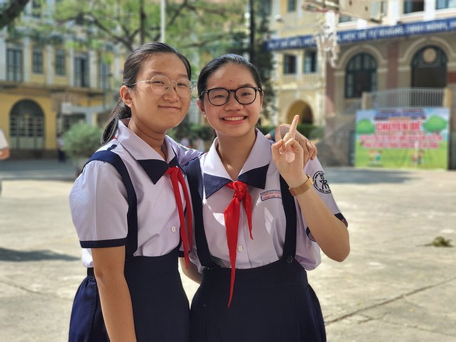  
Khánh Linh (bên phải) học giỏi cả Toán lẫn tiếng Anh và được thầy cô bạn bè trên trường quý mến. (Ảnh: Thanh Niên)