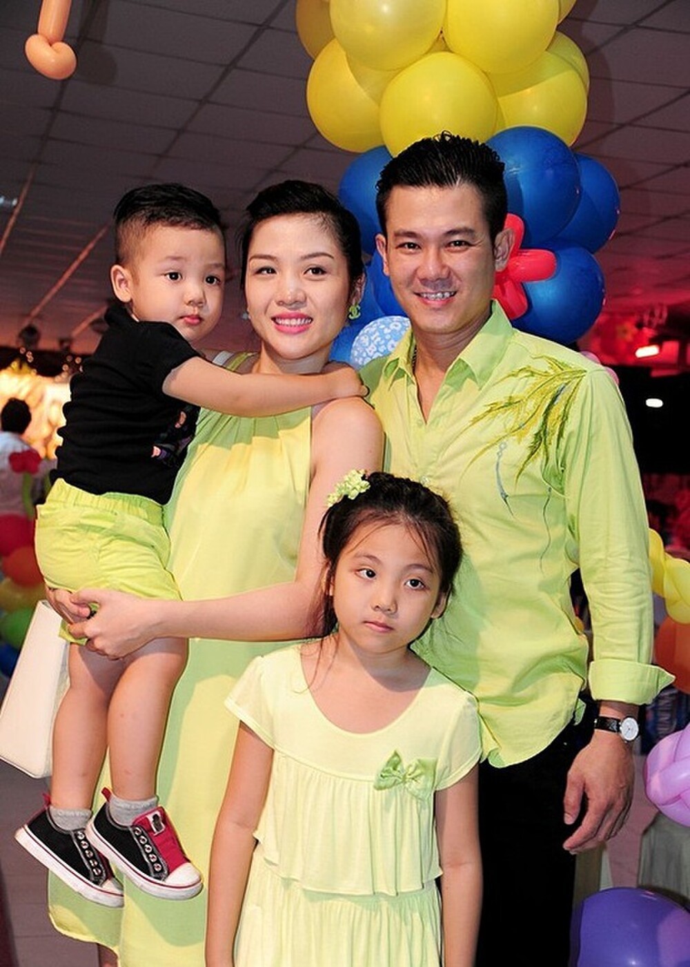  
Vân Quang Long cùng vợ đầu và 2 con. (Ảnh: FBNV)