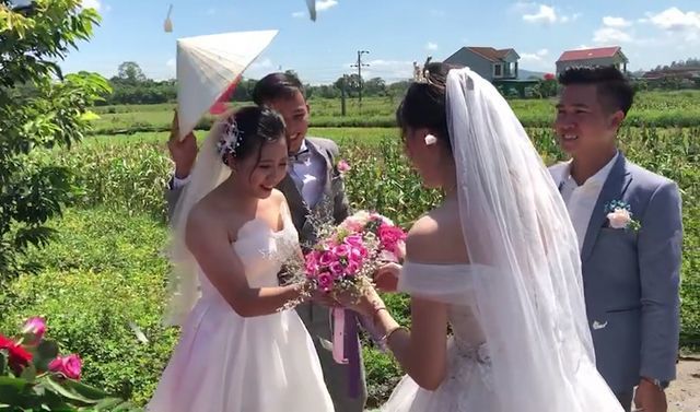  
Trao hoa cưới hóa ra là một trong các tập tục hiếm có của Việt Nam. (Ảnh: Yeah1)