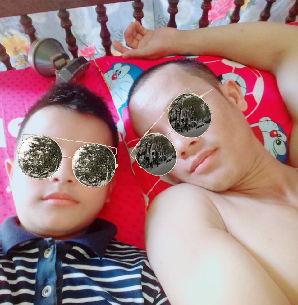 
Một khoảnh khắc selfie rất dễ thương của hai cha con. (Ảnh: FBNV)