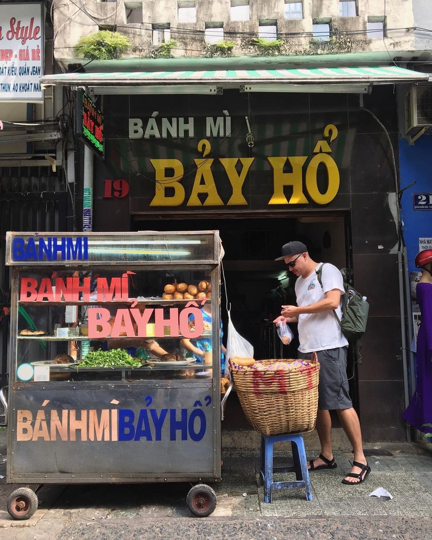  
Khách Tây hay Việt tới Sài Gòn đều yêu thích bánh mì ở đây. (Ảnh: @quichebb)