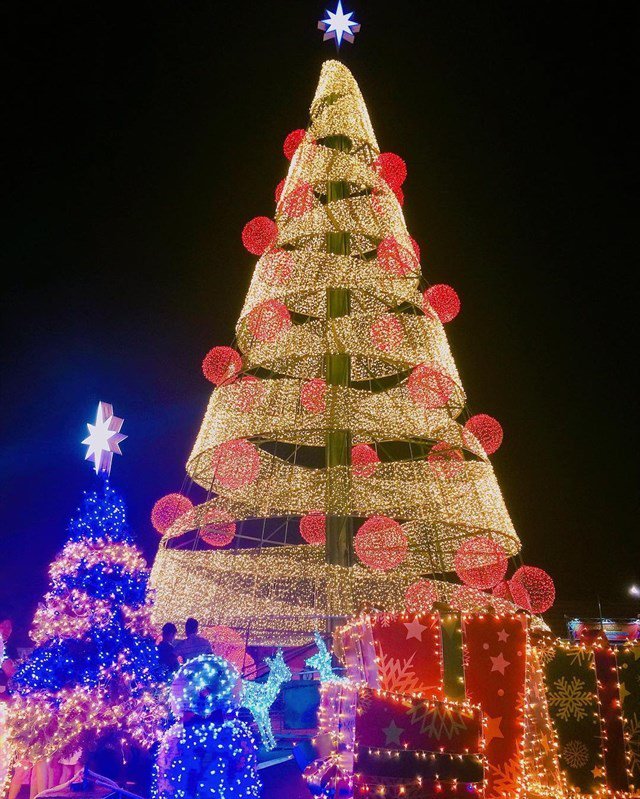  
Cây thông Noel ở Aeon Mall Tân Phú thế này thì đảm bảo lên hình sẽ siêu lung linh đấy. (Nguồn: FB)