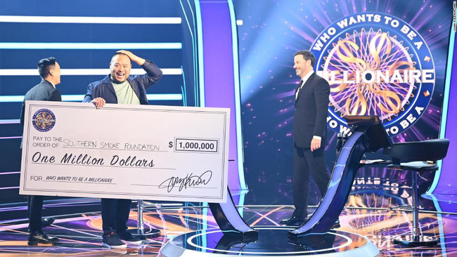 
Hình ảnh David Chang vui mừng nhận về số tiền 1 triệu USD từ chương trình Ai Là Triệu Phú bản Mỹ (Ảnh: Twitter)