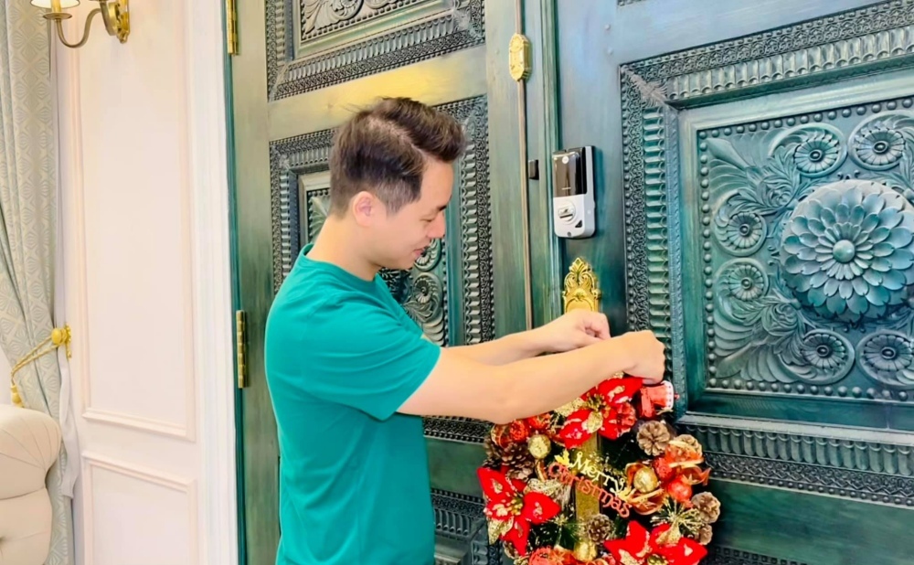  Nam ca sĩ cũng tất bật đặt vòng nguyệt quế lên các cánh cửa. - Tin sao Viet - Tin tuc sao Viet - Scandal sao Viet - Tin tuc cua Sao - Tin cua Sao