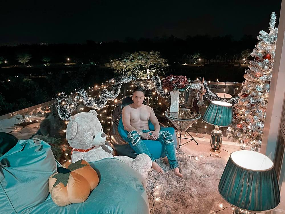  Đặc biệt hơn nam ca sĩ còn sáng tạo cả một góc riêng ở ban công để trưng bày không gian Noel. - Tin sao Viet - Tin tuc sao Viet - Scandal sao Viet - Tin tuc cua Sao - Tin cua Sao