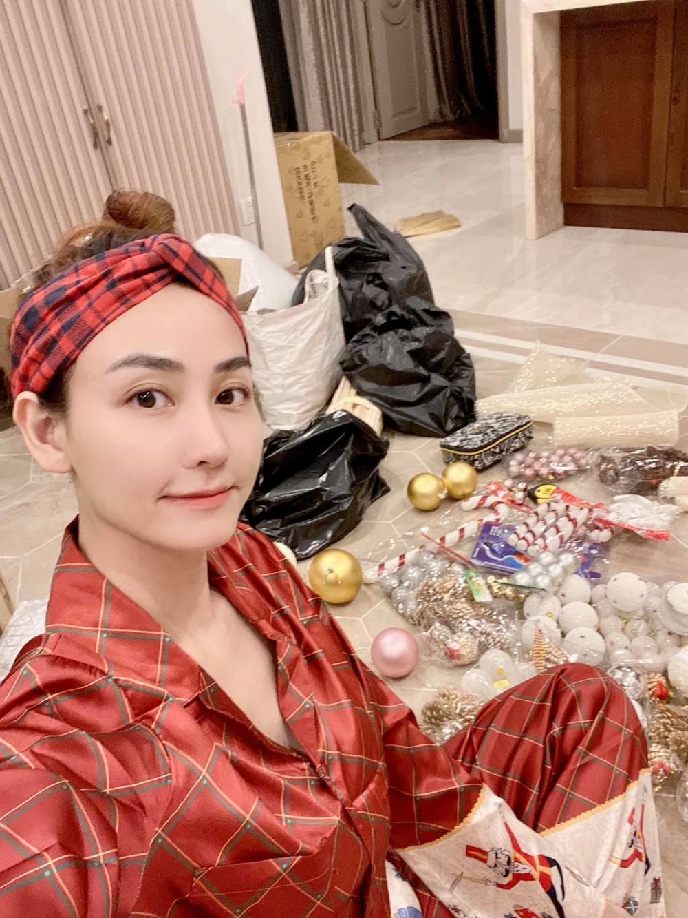  Ngân Khánh tự mua vật liệu về và thực hiện. Cô cho biết mình làm điều này để chồng vui vẻ đón lễ mà vơi bớt nỗi nhớ người thân. - Tin sao Viet - Tin tuc sao Viet - Scandal sao Viet - Tin tuc cua Sao - Tin cua Sao