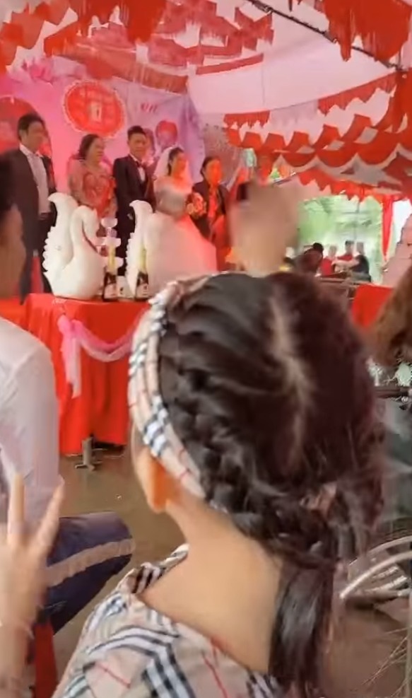  
Trong đoạn clip được đăng tải, cô bé đã chúc mẹ hạnh phúc khi tìm được một người chồng phù hợp. (Ảnh: Chụp màn hình)