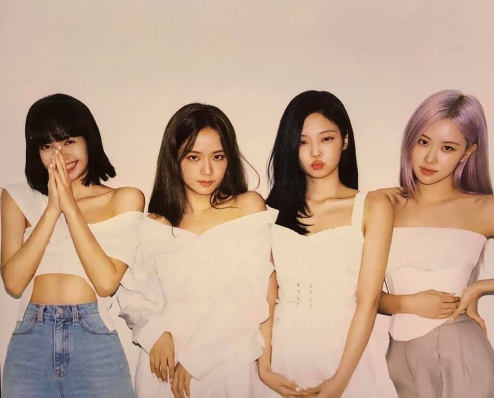 Season\'s Greetings 2021 - Hãy đón chào mùa đông ấm áp cùng nhóm nhạc nữ hàng đầu thế giới Blackpink! Bộ ấn phẩm Season\'s Greetings 2021 của nhóm chứa đầy những ảnh thật đẹp và ấm áp, đem đến cho bạn cảm giác thân thiện và yên bình. Dành cho những người yêu thích Blackpink, không thể bỏ qua bộ sưu tập này.