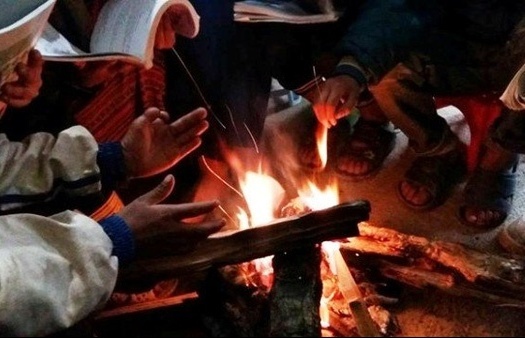  
Trời lạnh, nhiều người đốt than và củi để sưởi ấm. (Ảnh: VNExpress). 