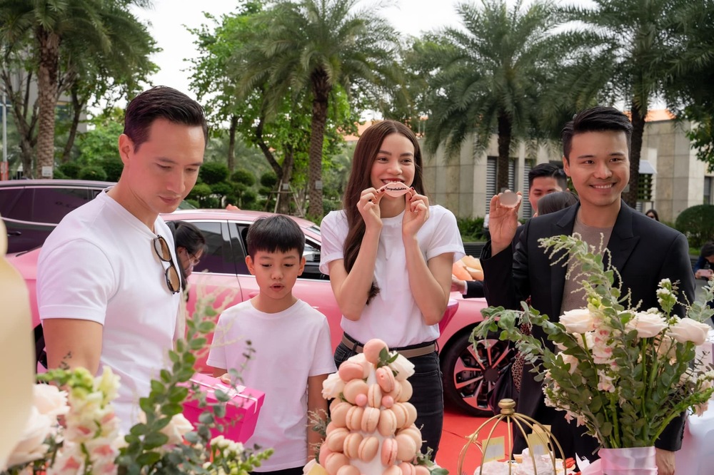 
Subeo was also present on a happy family day and wore a white T-shirt like Uncle Kim.  (Photo: FBNV) - Viet Star News - Viet Star News - Viet Star Scandal - Star News - Star News