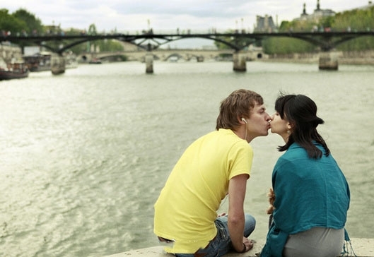  
Cô hôn rất nhiều chàng trai lạ mặt trên khắp Paris. (Ảnh: Sohu)