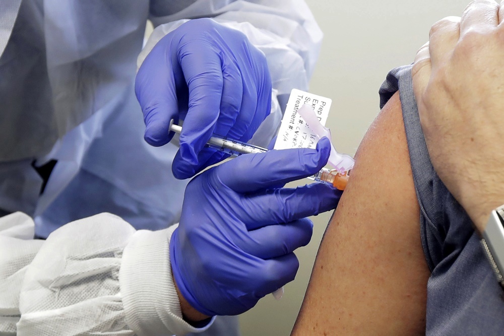  
Tình nguyện viên được tiêm thử nghiệm vaccine Covid-19. (Ảnh: Reuters).