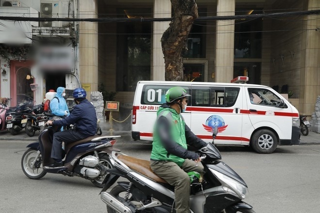  
Nhân viên y tế mặc đồ bảo hộ xuất hiện trên phố Hàng Bông, Hà Nội khiến người dân chú ý. (Ảnh: Thanh Niên).