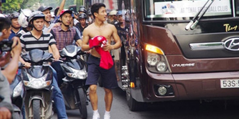  
Vũ Xuân Tiến từng nổi tiếng vì chạy theo xe của Arsenal suốt 8km. (Ảnh: Dân Trí)