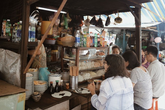  
Một đặc sản của chợ Sài Gòn đó là những hàng quán bán đồ ăn thơm nức mũi phía cuối mỗi khu chợ. (Ảnh: Thanh Niên)