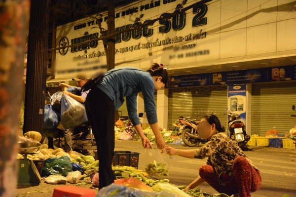  
Một khu chợ "không ngủ" tại Sài Gòn, dù đã là đêm khuya nhưng người mua, người bán vẫn tấp nập. (Ảnh: Thanh Niên)