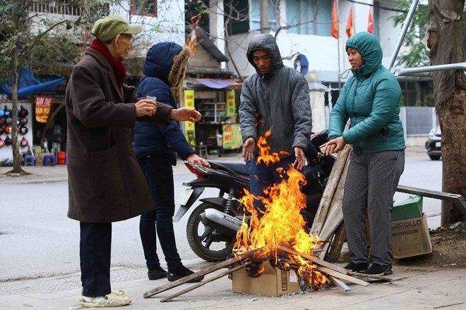  
Người dân đốt lửa sưởi ấm trên đường phố. (Ảnh: Công luận)