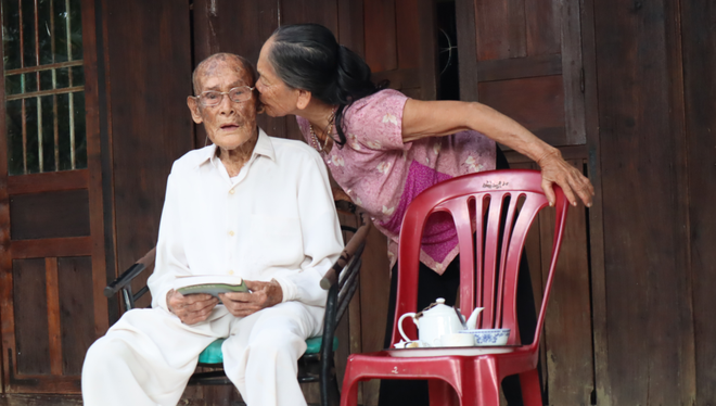  
Cụ Biện và vợ là cụ Hường, 84 tuổi (Ảnh: Hoàng Giáp)
