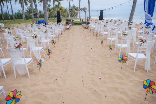  
Không gian tiệc cưới được trang trí nhiều hoa, ghế cho khách mời màu trắng được sắp xếp ngay ngắn gọn gàng (Ảnh: NVCC). - Tin sao Viet - Tin tuc sao Viet - Scandal sao Viet - Tin tuc cua Sao - Tin cua Sao