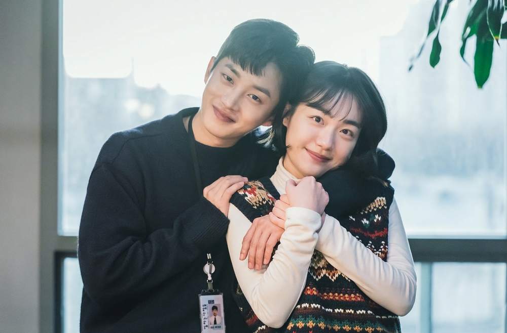  
Kim Min Seok vào vai Choi Kyung Joon, một người đàn ông có vẻ hoài nghi với thế giới nhưng lại là một người tình lãng mạn với bạn gái của mình trong City Couple’s Way of Love - Ảnh Soompi