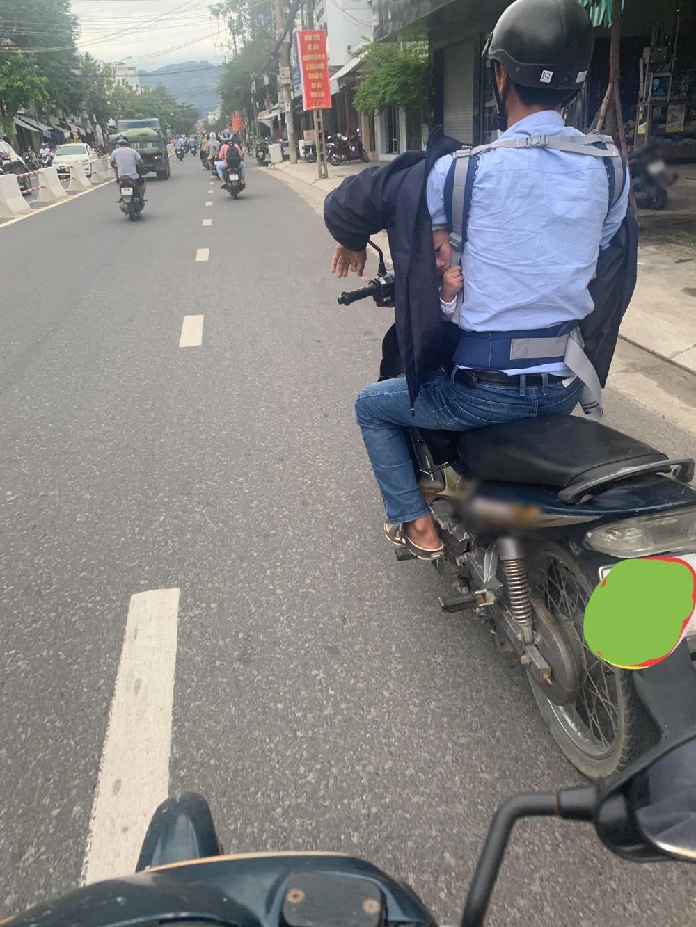  Đứa con nhỏ lấp ló sau cánh tay của cha vô cùng đáng yêu. (Ảnh: FB T.D)
