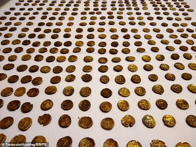  
Các đồng tiền vàng cổ mà ông chú 50 tuổi này tìm được. (Ảnh: Treasure Hunting)