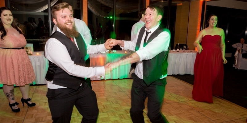  
Chú rể Tomm (bên phải) nhảy trong đám cưới. (Ảnh: Jenzeny)