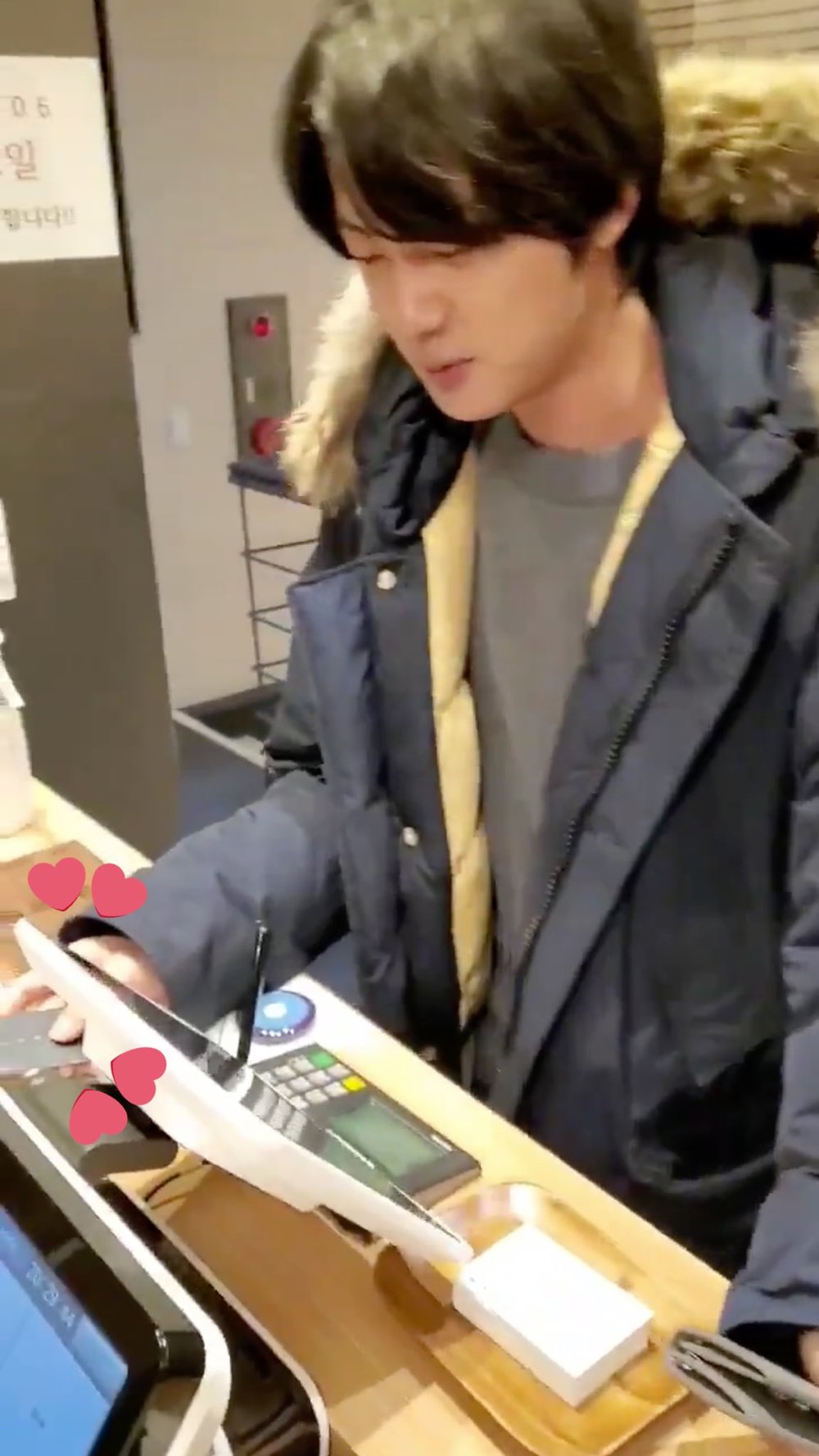  
Jin thường chi trả đồ ăn cho BTS bằng chiếc thẻ đen của mình. (Ảnh: Chụp màn hình)
