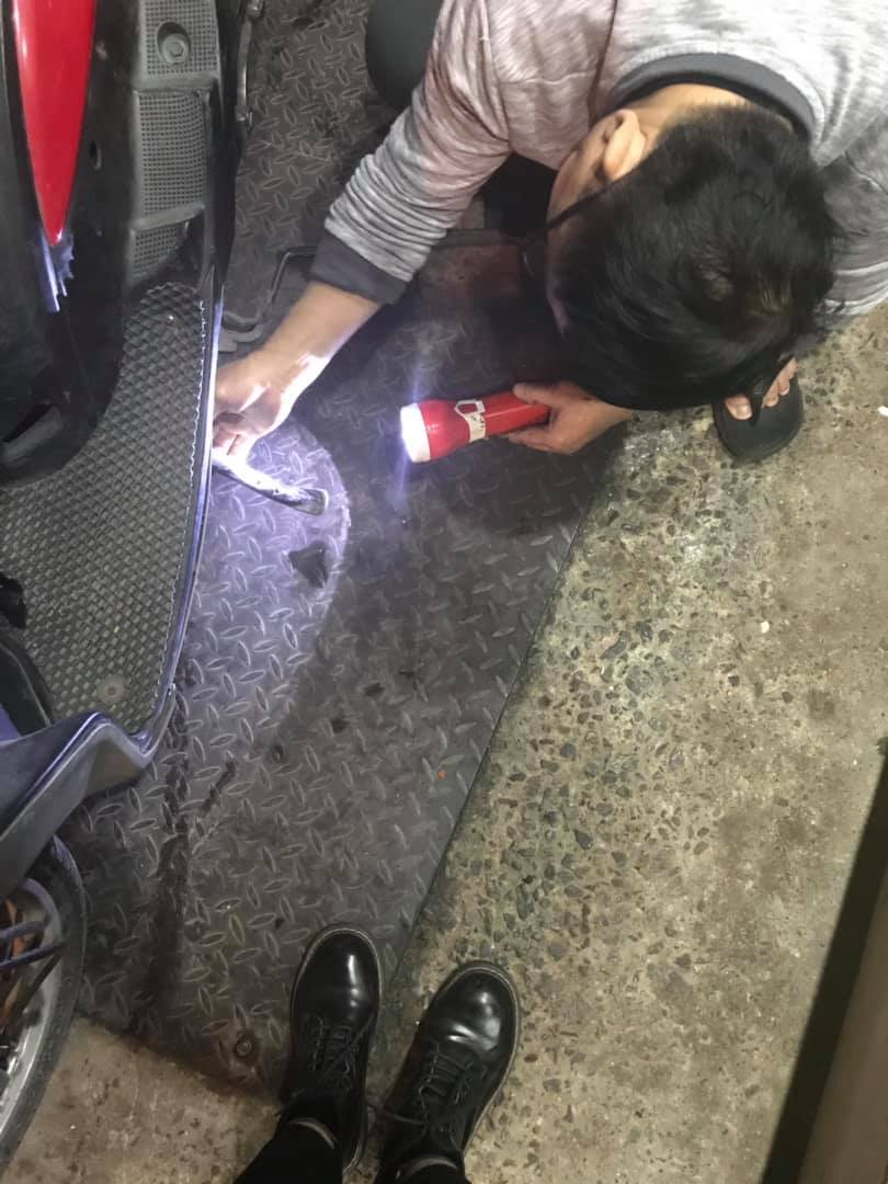  
Người sửa xe cẩn thận giúp cô gái. (Ảnh: Cháo Hành Miễn Phí)