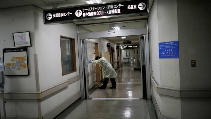  
Nhân viên y tế mệt mỏi trong một bệnh viện tại Nhật Bản. (Ảnh: NHK).