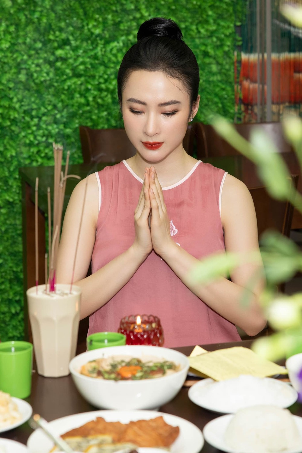 
Angela Phương Trinh rời showbiz và đang sở hữu 3 nhà hàng chay (Ảnh: FBNV) - Tin sao Viet - Tin tuc sao Viet - Scandal sao Viet - Tin tuc cua Sao - Tin cua Sao