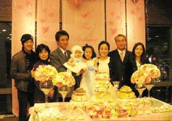  
Hình ảnh hiếm hoi của Kim Tae Hee và gia đình từng được lan truyền. (Ảnh: Dispatch)