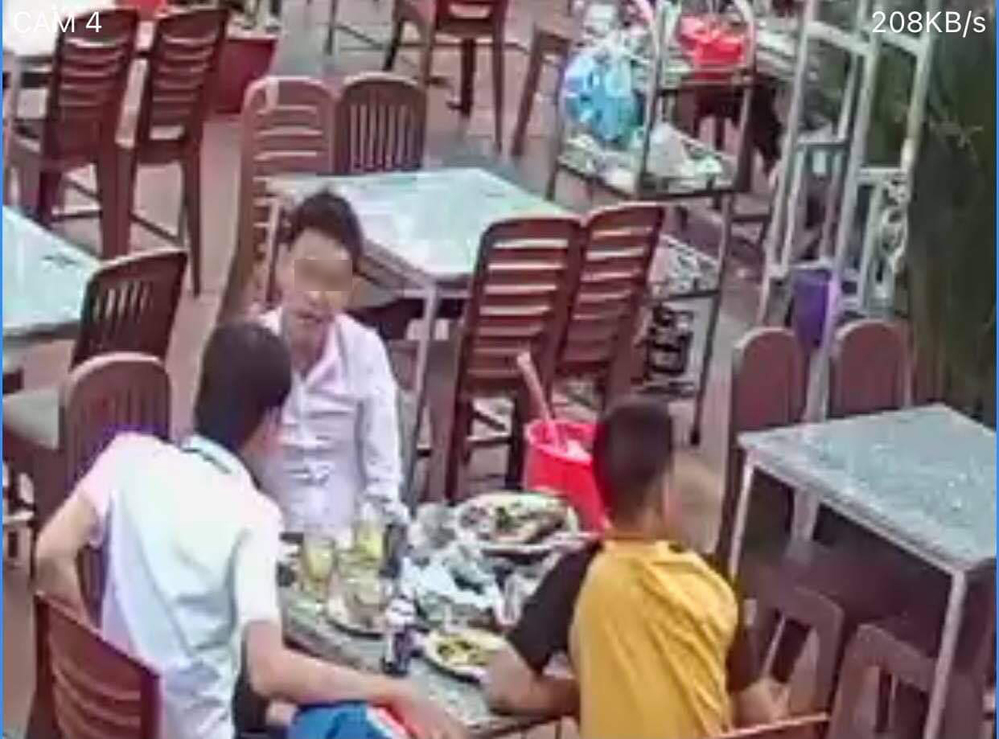 
Hình ảnh nhóm thanh niên được camera nhà hàng ghi lại (Nguồn: Tiin.vn)