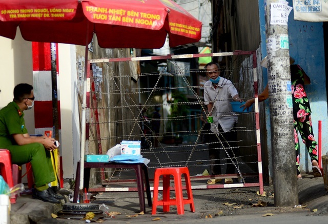  
Hẻm trên đường Phạm Phú Thứ, phường 3, quận 6 bị phong tỏa ngay trong sáng 1/12.​ (Ảnh: Dân Trí).
