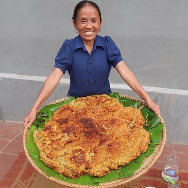  
Những món ăn "khổng lồ" là thứ làm nên "thương hiệu" của người phụ nữ này. (Ảnh: Vietnamnet)