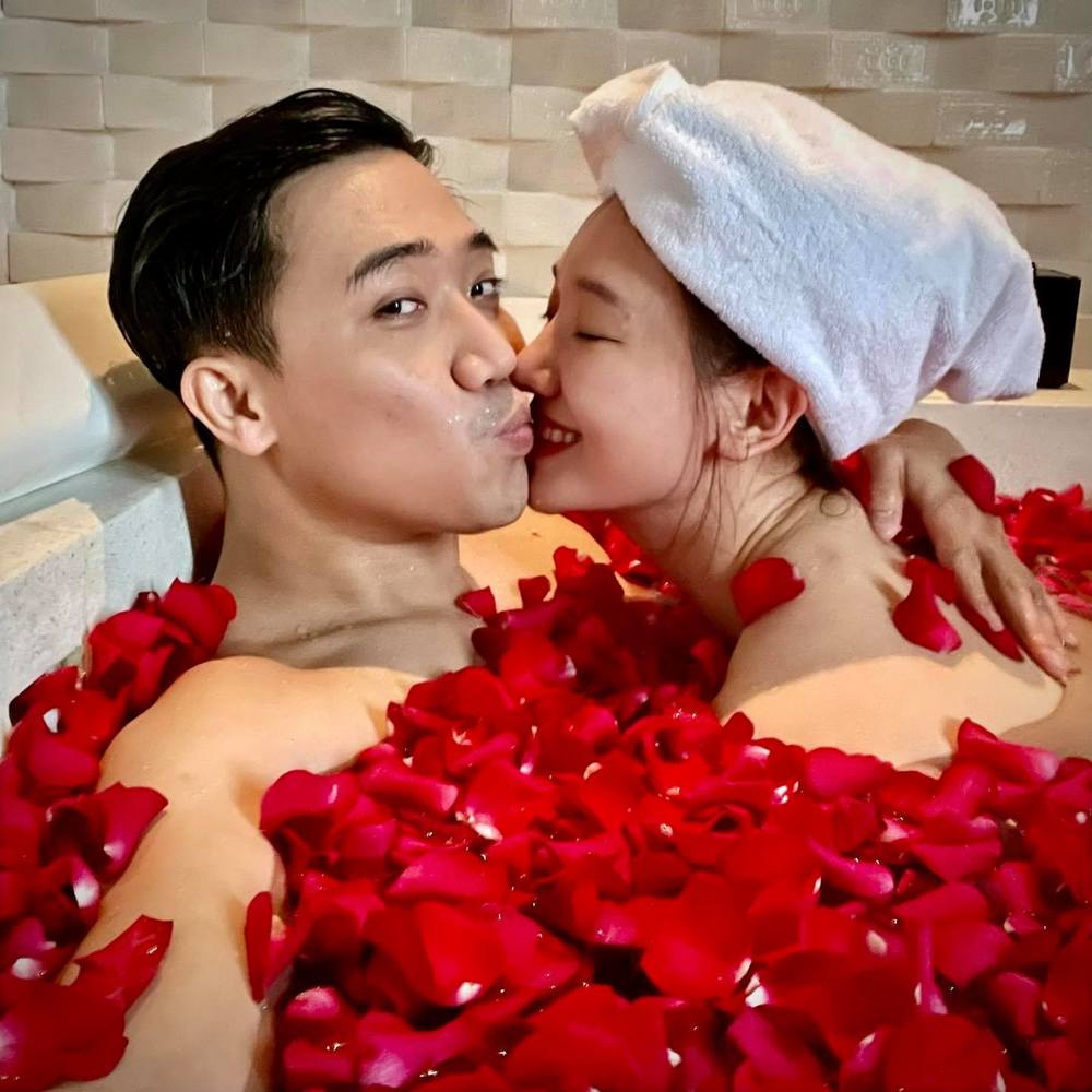  
Cặp đôi gây tranh cãi khi hôn nhau trong bồn tắm (Ảnh: FBNV) - Tin sao Viet - Tin tuc sao Viet - Scandal sao Viet - Tin tuc cua Sao - Tin cua Sao