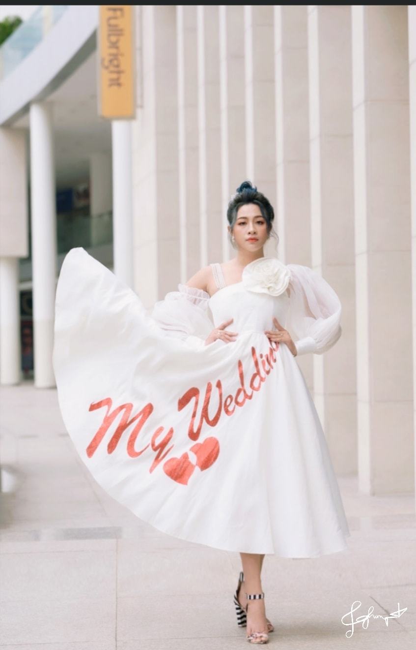 
Bạn gái nam ca sĩ diện chiếc váy khá lạ mắt, in cả dòng chữ "my wedding - đám cưới của tôi". (Ảnh: FBNV) - Tin sao Viet - Tin tuc sao Viet - Scandal sao Viet - Tin tuc cua Sao - Tin cua Sao