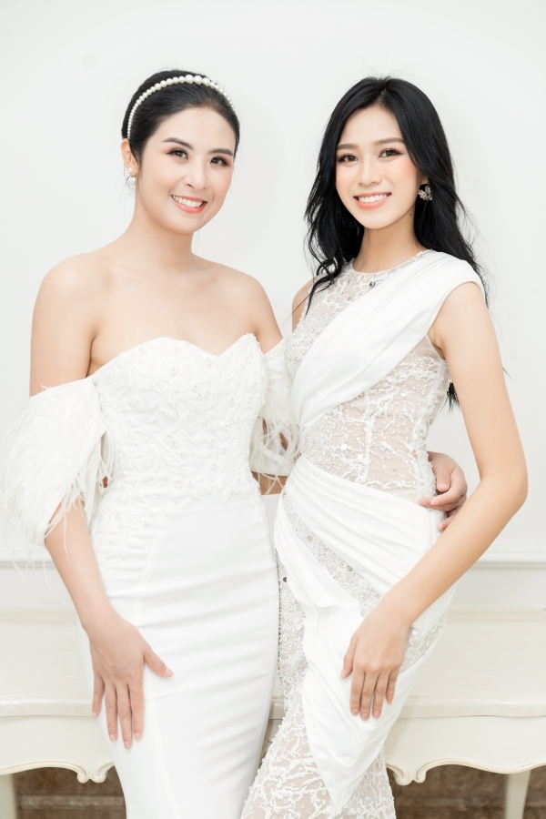  
Hoa hậu Ngọc Hân cũng có màn "đọ sắc" với Hoa hậu Đỗ Thị Hà, hai chị em cùng diệm sắc trắng tinh khôi (Ảnh: FBNV).