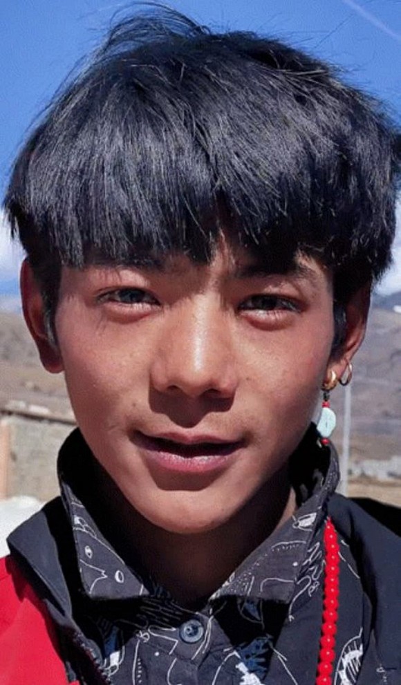  
Hình ảnh này và từ khóa "Thanh niên Kamba đẹp trai" từng đứng số 1 danh sách tìm kiếm ở Trung Quốc. (Ảnh cắt từ video)